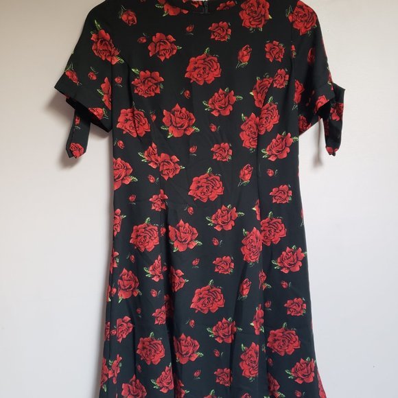 NEW LOOK Red Roses on Black Women's Top - Size 8 - Gently Used - Picture 6 of 6